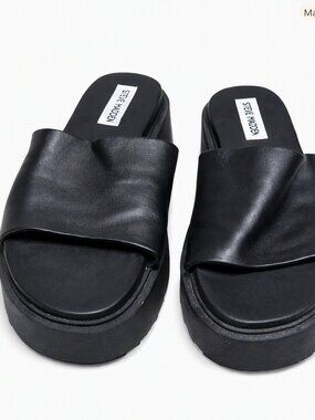 Steve Madden black platform slide sandals Size 8.5 Arwin